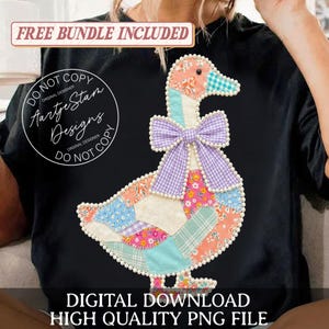 Könnte beinhalten: Schwarzes T-Shirt mit einem bunten Patchwork-Gans-Design, verziert mit einer lavendelfarbenen Schleife und perlenartigen Verzierungen. Die Gans hat einen karierten Schnabel und besteht aus verschiedenen floralen und gemusterten Stoffen. Text: "FREE BUNDLE INCLUDED" und "DIGITAL DOWNLOAD HIGH QUALITY PNG FILE."
