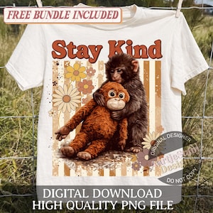Könnte beinhalten: Weißes T-Shirt mit einer Grafik von zwei sich umarmenden Affen und dem Text "Stay Kind" in Braun. Das Design enthält Blumen und vertikale Streifen in Braun- und Beigetönen. Der Text "DIGITAL DOWNLOAD HIGH QUALITY PNG FILE" befindet sich unten.