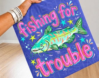 PNG de "Fishing For Trouble", diseño divertido de camiseta de pesca, bagre preppy, gráfico retro de pesca de verano, chica atrevida, sublimación de humor sureño