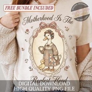 Könnte beinhalten: Beiges T-Shirt mit einer Vintage-Illustration einer Ente mit Lockenwicklern und einem Patchwork-Kleid, die eine Tasse hält, mit einem Entlein. Text enthält "Motherhood Is The Realest Hood" und "Free Bundle Included".