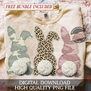 Könnte beinhalten: Beiges Sweatshirt mit drei Hasen-Silhouetten mit Pompon-Schwänzen. Die Hasen haben Tarn-, Leopardenmuster und rosa Tarnmuster. Der Text enthält "FREE BUNDLE INCLUDED" und "DIGITAL DOWNLOAD HIGH QUALITY PNG FILE."