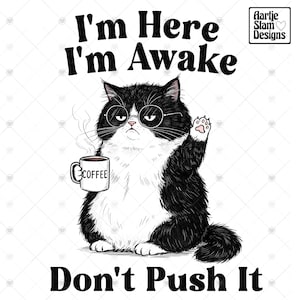 Könnte beinhalten: Eine schwarz-weiße Katze mit Brille, die eine Kaffeetasse hält. Der Text lautet "I'm Here I'm Awake Don't Push It". Die Katze hebt eine Pfote, mit einem mürrischen Gesichtsausdruck.