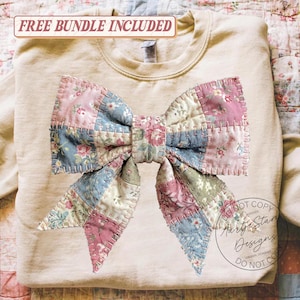 Könnte beinhalten: Beiges Sweatshirt mit großem Patchwork-Schleifendesign. Der Bogen besteht aus verschiedenen Stoffen mit Blumenmuster in Rosa, Blau und Grün. Der Text "FREE BUNDLE INCLUDED" wird oben angezeigt.