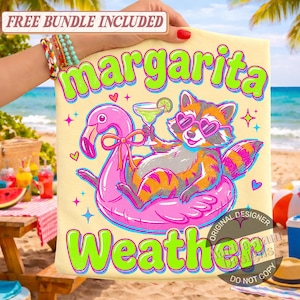 Könnte beinhalten: Hellgelbes T-Shirt mit einem Waschbären, der eine Sonnenbrille in Herzform trägt und eine Margarita hält, während er auf einem rosa Flamingo-Schwimmer treibt. Die Worte "margarita weather" sind grün. Der Text "Free Bundle Included" steht oben.