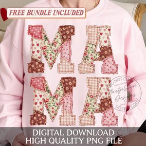 Könnte beinhalten: Hellrosa Sweatshirt mit dem Wort "MAMA" in einem Patchwork-Design. Die Buchstaben bestehen aus verschiedenen floralen und gemusterten Stoffen in Rosa-, Rot- und Brauntönen. Der Text "FREE BUNDLE INCLUDED" steht oben und "DIGITAL DOWNLOAD HIGH QUALITY PNG FILE" unten.