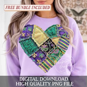 Könnte beinhalten: Ein helllila Sweatshirt mit einem Patchwork-Herz-Design in Grün, Gold und Lila. Das Herz besteht aus verschiedenen Stoffquadraten mit Fleur-de-Lis- und Maskenmustern. Der Text oben lautet "FREE BUNDLE INCLUDED". Unten steht "DIGITAL DOWNLOAD HIGH QUALITY PNG FILE".