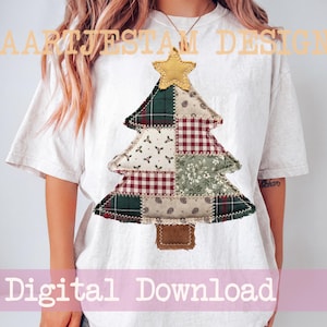 Könnte beinhalten: Ein weißes Kurzarm-T-Shirt mit einer großen, zentralen Grafik eines Weihnachtsbaums, der aus verschiedenen Stoffflicken zusammengesetzt ist. Das Baumdesign umfasst Karomuster, Blumen- und Stechpalmenmotive in Rot, Grün und Beige, gekrönt von einem goldenen Stern.