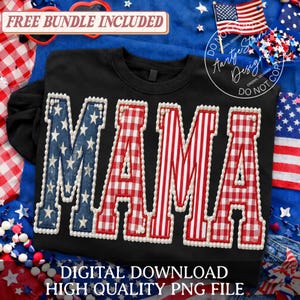 Könnte beinhalten: Schwarzes Sweatshirt mit dem Wort "MAMA" in einem patriotischen Design. Die Buchstaben sind mit rot-weißen Streifen und blauen Sternen verziert. Das Bild enthält den Text "FREE BUNDLE INCLUDED" und "DIGITAL DOWNLOAD HIGH QUALITY PNG FILE".