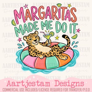 Könnte beinhalten: Ein farbenfrohes Grafikdesign mit einem Leoparden, der sich auf einem Schwimmring entspannt und eine Margarita hält. Der Text "Margaritas Made Me Do It" steht über dem Leoparden. Das Design umfasst Sterne, Limettenscheiben und den Text "Aartjestam Designs".