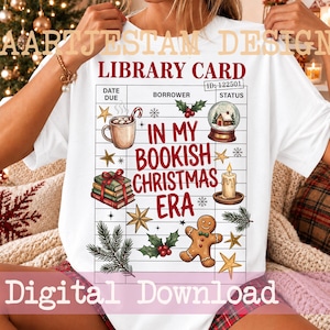 Könnte beinhalten: Ein weißes T-Shirt mit einer Grafik einer Bibliothekskarte mit dem Text "LIBRARY CARD" und "IN MY BOOKISH CHRISTMAS ERA". Das Design enthält Illustrationen einer Tasse, einer Schneekugel, eines Bücherstapels, einer Kerze, eines Lebkuchenmanns und Stechpalmen.