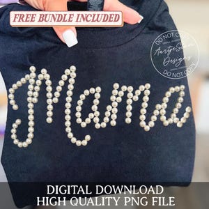 Könnte beinhalten: Schwarzes T-Shirt mit dem Wort "Mama" aus Kunstperlen. Der Text "FREE BUNDLE INCLUDED" steht oben. Der untere Teil des Shirts trägt den Text "DIGITAL DOWNLOAD HIGH QUALITY PNG FILE".