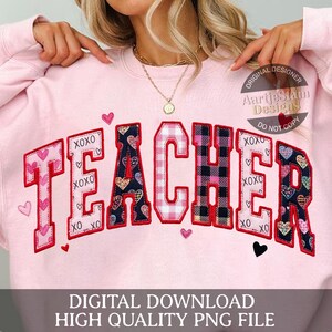 Könnte beinhalten: Hellrosa Sweatshirt mit dem Wort "TEACHER" im College-Stil. Die Buchstaben zeigen verschiedene Muster, darunter Herzen und Karomuster. Das Design enthält kleine Herzen und den Text "XOXO". Der untere Teil des Bildes lautet "DIGITALER DOWNLOAD HOCHWERTIGE PNG-DATEI".