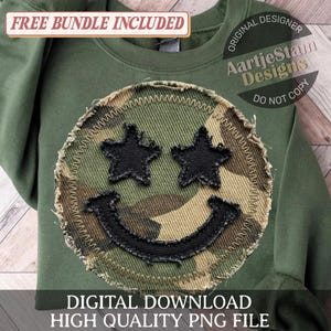 Könnte beinhalten: Grünes Sweatshirt mit einem großen, kreisförmigen Aufnäher mit einem Smiley-Gesicht. Das Smiley-Gesicht hat schwarze Sternaugen und ein schwarz genähtes Lächeln. Der Aufnäher ist aus Camouflage-Stoff. Der Text auf dem Bild lautet "FREE BUNDLE INCLUDED" und "DIGITAL DOWNLOAD HIGH QUALITY PNG FILE."