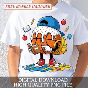 Può includere: T-shirt bianco con un personaggio di basket dei cartoni animati con un berretto blu e uno zaino, che legge un libro. Il basket ha una copertura a forma di ciambella con spruzzi. Include matite, mele e libri. Il testo recita "FREE BUNDLE INCLUDED" e "DIGITAL DOWNLOAD HIGH QUALITY PNG FILE".