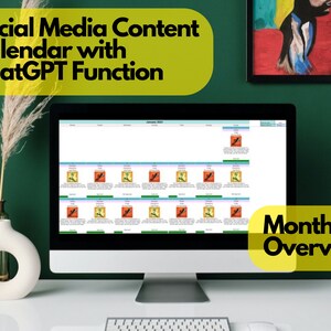 Può includere: Uno schermo di computer che mostra un calendario di contenuti per i social media con il testo "Social Media Content Calendar with ChatGPT Function" e "Monthly Overview".