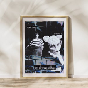 Op de afbeelding: Ingelijste kunstprint met een collage-ontwerp. Het kunstwerk toont twee figuren, een in een gestreept shirt en de ander met een witte gebreide hoed met oorachtige uitsteeksels. Tekst bevat "say what you want", "do what you do" en "piggy will grow up just like you".
