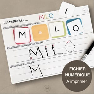 Può includere: Un foglio di lavoro educativo bianco con il nome "MILO" scritto sopra, insieme a tessere di lettere. Il foglio di lavoro include linee per ricalcare e scrivere il nome. Una penna nera è sul lato destro. Il testo "FICHIER NUMÉRIQUE À imprimer" è in un cerchio marrone.