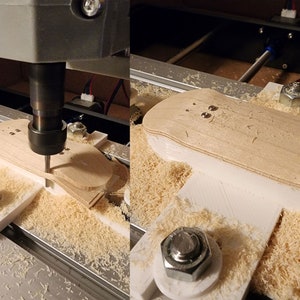 Puede incluir: Primer plano de una m&aacute;quina CNC cortando una tabla de skate de madera. La m&aacute;quina est&aacute; cortando la forma de la tabla y la madera se est&aacute; retirando en forma de aserr&iacute;n. La tabla se mantiene en su lugar mediante una plantilla.