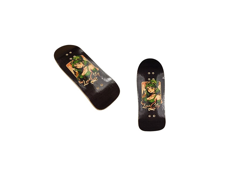 Puede incluir: Dos fingerboards negros con un gr&aacute;fico de una mujer con cabello verde y el texto "Lean City".