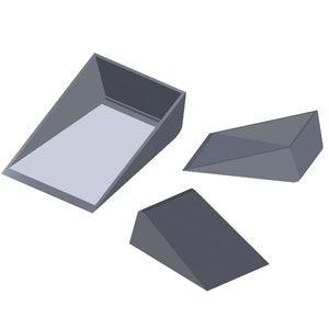 Puede incluir: Tres expositores triangulares de color gris. Los expositores están hechos de un material resistente y son perfectos para exhibir artículos pequeños.