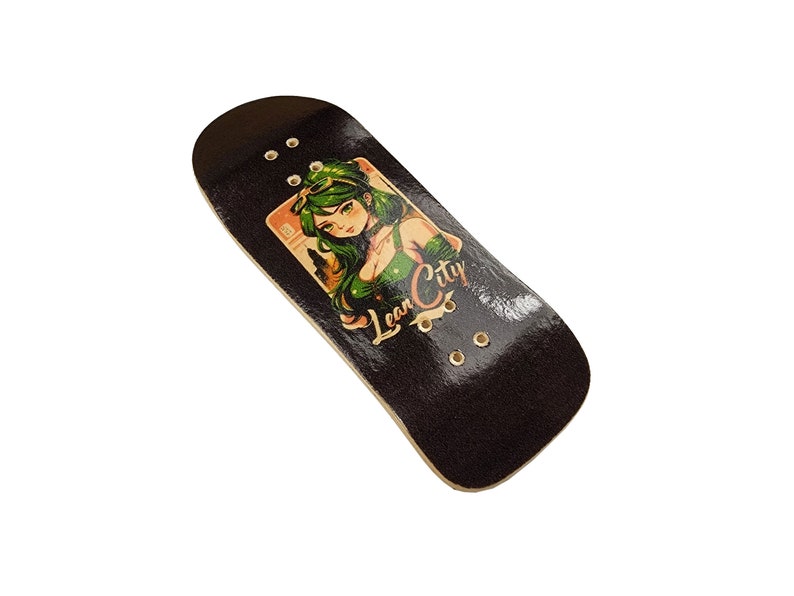 Puede incluir: Un fingerboard negro con un gr&aacute;fico de una mujer con cabello verde y el texto "Lean City".