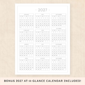 Puede incluir: Un calendario anual de 2027 impreso en una hoja blanca con texto y l&iacute;neas de cuadr&iacute;cula en negro. El dise&ntilde;o presenta doce cuadr&iacute;culas mensuales dispuestas en tres columnas, cada una etiquetada con el mes y los d&iacute;as de la semana.