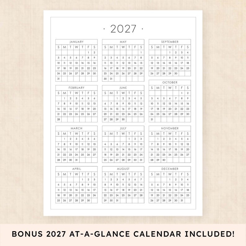 Puede incluir: Un calendario anual de 2027 impreso en una hoja blanca con texto y l&iacute;neas de cuadr&iacute;cula en negro. El dise&ntilde;o presenta doce cuadr&iacute;culas mensuales dispuestas en tres columnas, cada una etiquetada con el mes y los d&iacute;as de la semana.