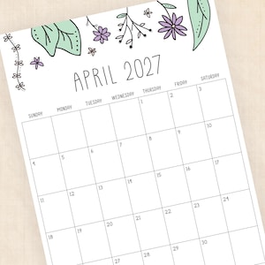 Puede incluir: Una p&aacute;gina de calendario imprimible para abril de 2027 con un dise&ntilde;o de cuadr&iacute;cula en blanco y negro. La secci&oacute;n superior est&aacute; decorada con ilustraciones dibujadas a mano de hojas verde claro y flores moradas. El mes y el a&ntilde;o est&aacute;n en negro.