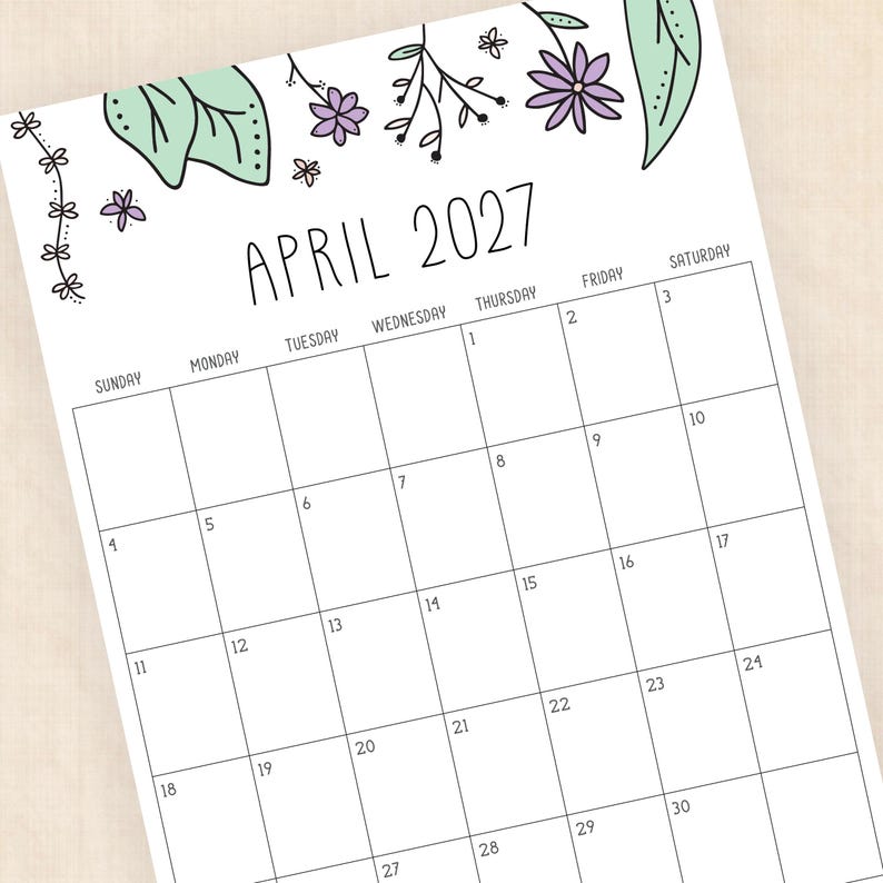 Puede incluir: Una p&aacute;gina de calendario imprimible para abril de 2027 con un dise&ntilde;o de cuadr&iacute;cula en blanco y negro. La secci&oacute;n superior est&aacute; decorada con ilustraciones dibujadas a mano de hojas verde claro y flores moradas. El mes y el a&ntilde;o est&aacute;n en negro.