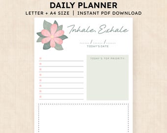 Könnte beinhalten: Eine druckbare Tagesplaner-Seite mit dem Text Inhale, Exhale und Today's Date. Das Layout enthält eine rosa Blumenillustration, eine Checkliste mit rosa Kästchen, ein hellgrünes Feld mit der Aufschrift Today's Top Priority und ein gepunktetes Rechteck.