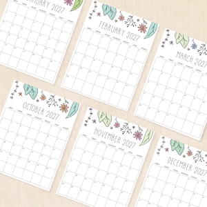 Puede incluir: Seis p&aacute;ginas de calendario individuales para el a&ntilde;o 2027, espec&iacute;ficamente enero, febrero, marzo, octubre, noviembre y diciembre. Cada p&aacute;gina blanca presenta una cuadr&iacute;cula con l&iacute;neas negras e ilustraciones florales en verde, rosa y azul.