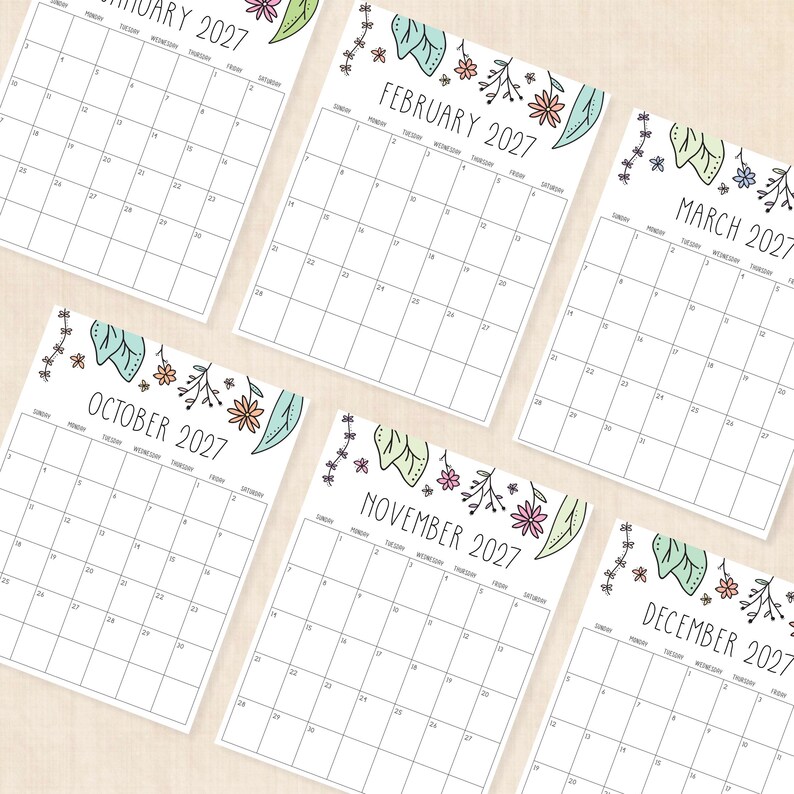 Puede incluir: Seis p&aacute;ginas de calendario individuales para el a&ntilde;o 2027, espec&iacute;ficamente enero, febrero, marzo, octubre, noviembre y diciembre. Cada p&aacute;gina blanca presenta una cuadr&iacute;cula con l&iacute;neas negras e ilustraciones florales en verde, rosa y azul.