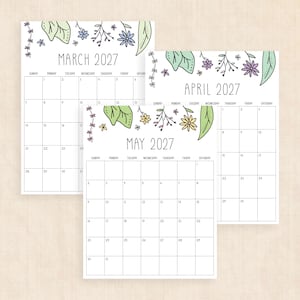 Puede incluir: Tres p&aacute;ginas de calendario imprimibles para marzo, abril y mayo de 2027. Cada p&aacute;gina presenta un fondo blanco con una cuadr&iacute;cula negra y un borde superior decorativo de hojas verdes y flores moradas o amarillas dibujadas a mano.