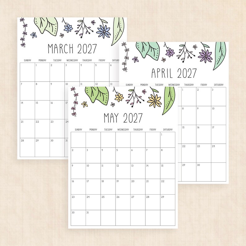 Puede incluir: Tres p&aacute;ginas de calendario imprimibles para marzo, abril y mayo de 2027. Cada p&aacute;gina presenta un fondo blanco con una cuadr&iacute;cula negra y un borde superior decorativo de hojas verdes y flores moradas o amarillas dibujadas a mano.