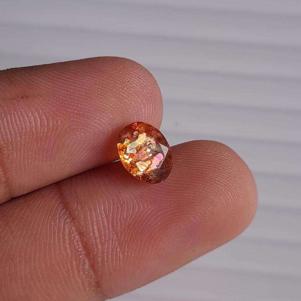 きらめく、華やかな天然マルチフレークオレンジサンストーン 6 x 8 mm