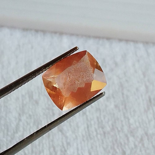 きらめく、華やかな天然マルチフレークオレンジサンストーン 6 x 8 mm