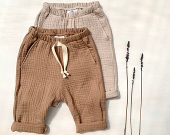 Pantaloni in mussola, color argilla, vari colori, cotone, pantaloni estivi leggeri | Pantaloni estivi, pantaloni in mussola, pantaloni da bambino, pantaloni da bambina, pantaloni per neonati, pantaloni estivi, mussola