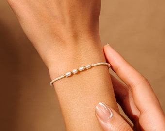 Minimalistisches Armband Miyuki Perlen, Freundschaftsarmband “Eve”, handgemachtes Armband für Damen, Surfer und Boho Bracelet, echte Perlen
