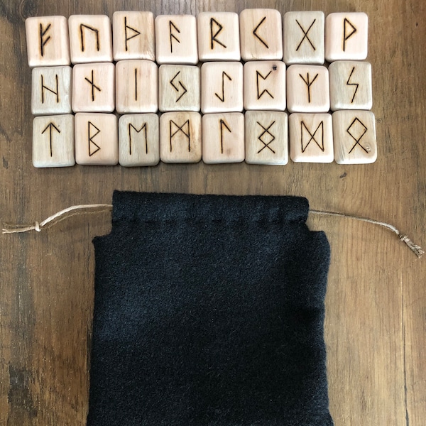 Sets aus 24 Runen (+1 leere Rune). Der Ältere Futhark