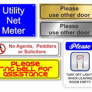 Może przedstawiać: Zestaw sześciu znaków z różnymi komunikatami. Znaki są wykonane z różnych materiałów, w tym metalu, plastiku i drewna. Znaki są wszystkie prostokątne i mają białe tło z czarnymi napisami. Znaki są wszystkie różnych rozmiarów i mają różne komunikaty. Komunikaty na znakach obejmują: "Utility Net Meter", "Proszę korzystać z innych drzwi", "Brak agentów, sprzedawców lub osób ubiegających się o pracę", "Proszę zadzwonić po pomoc", "Proszę" i "Wyłącz światło po opuszczeniu pokoju".