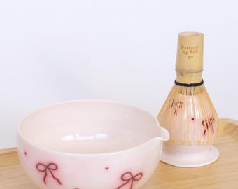 Set per Matcha con fiocchi in ceramica fatti a mano Chawan / Ciotola per Matcha rosa con decorazioni a fiocchi / Matcha Lover Coquette