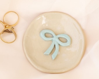 Piatto ad anello con fiocco in ceramica carino fatto a mano / Piatto di gingillo blu con decorazioni di fiocchi / Amante dei fiocchi / Idea regalo / Regalo civetta / Ceramica con fiocco