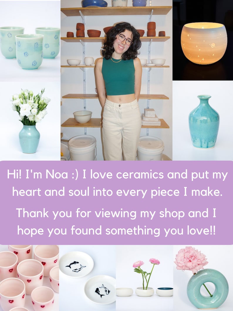Pu&ograve; includere: Una collezione di oggetti in ceramica fatti a mano, tra cui tazze, vasi e piatti. I pezzi sono in varie tonalit&agrave; di blu e rosa, con disegni floreali e a forma di cuore. L'immagine include anche il testo: "Hi! I'm Noa :) I love ceramics..."