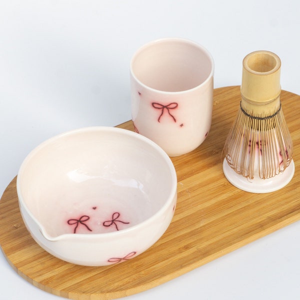 VORBESTELLUNG Handgefertigte Keramikbögen Matcha Set Chawan | Rosa Matcha Schüssel mit Schleifen-Dekor | Matcha-Liebhaber | Matcha Set | Geschenkidee | Kokette Geschenk