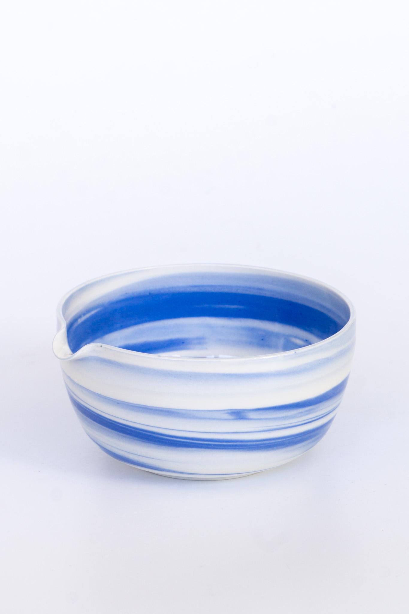 手作りの陶器製ブルーマーブル模様の抹茶碗｜ユニークなブルーの茶碗