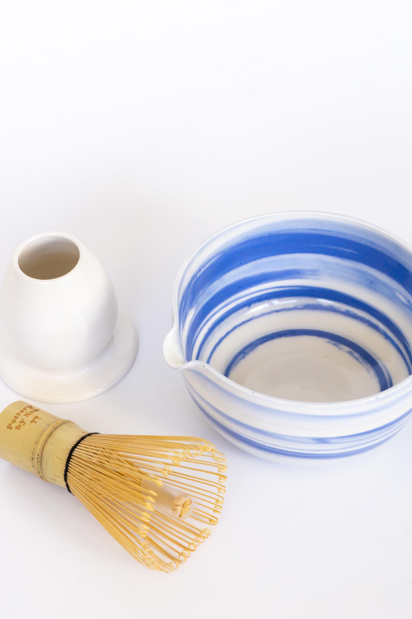 手作りの陶器製ブルーマーブル模様の抹茶碗｜ユニークなブルーの茶碗