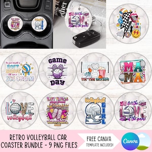 Puede incluir: Un conjunto de nueve posavasos retro de voleibol para coche con varios diseños. Los posavasos presentan balones de voleibol, texto y gráficos. Un posavasos está en un portavasos de coche, y otro es un llavero.