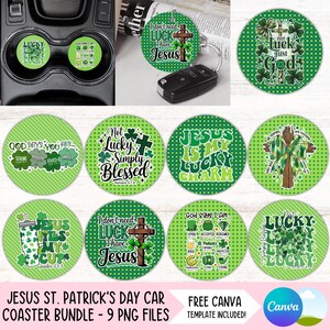 Pode incluir: Um conjunto de porta-copos para carro e um porta-chaves do Dia de São Patrício. Os porta-copos redondos e verdes apresentam desenhos religiosos e com temas de sorte. O texto inclui frases como "Jesus é o meu amuleto da sorte" e "Eu não preciso de sorte, eu tenho Jesus".