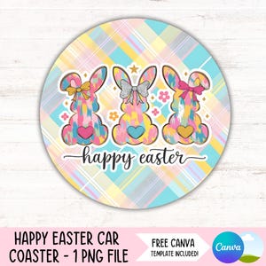 Puede incluir: Posavasos redondo para coche con fondo a cuadros en tonos amarillos, azules y rosas. Tres conejos rosas pastel con lazos brillantes y corazones están dispuestos en fila con el texto "happy easter" debajo.