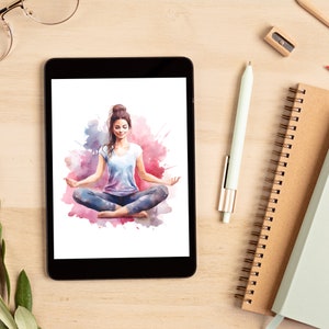 Puede incluir: Una ilustraci&oacute;n digital de una persona sentada en posici&oacute;n de loto con los ojos cerrados. La persona lleva una camisa azul claro y pantalones azules. La ilustraci&oacute;n est&aacute; rodeada de un fondo de acuarela con tonos rosados, morados y azules.
